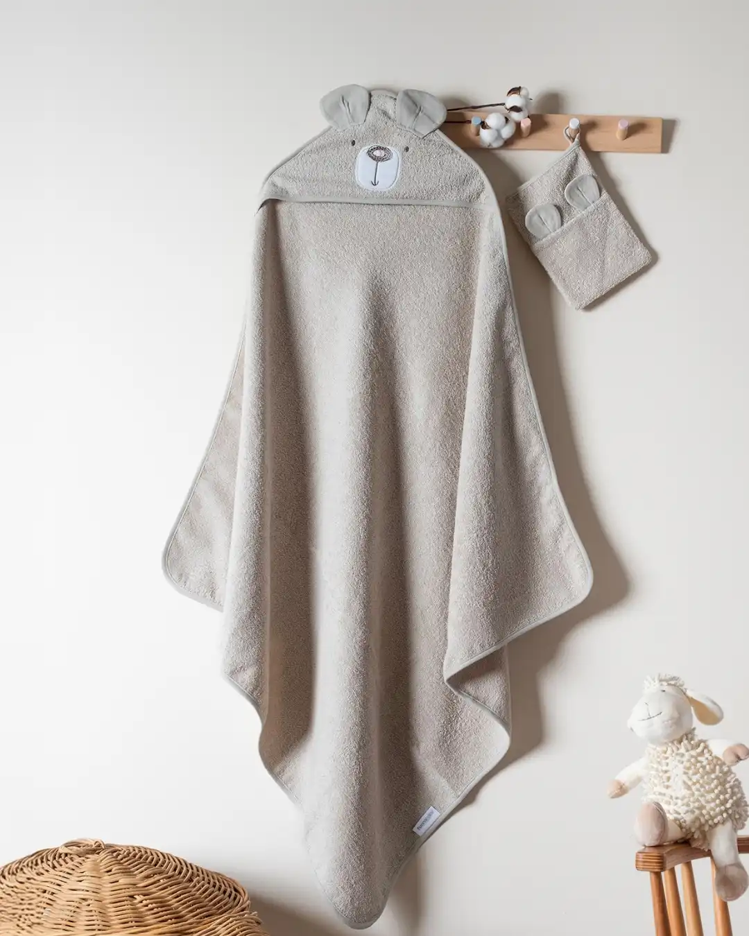 peskir sa kapuljacom sa motivom mede i rukavica bez boje