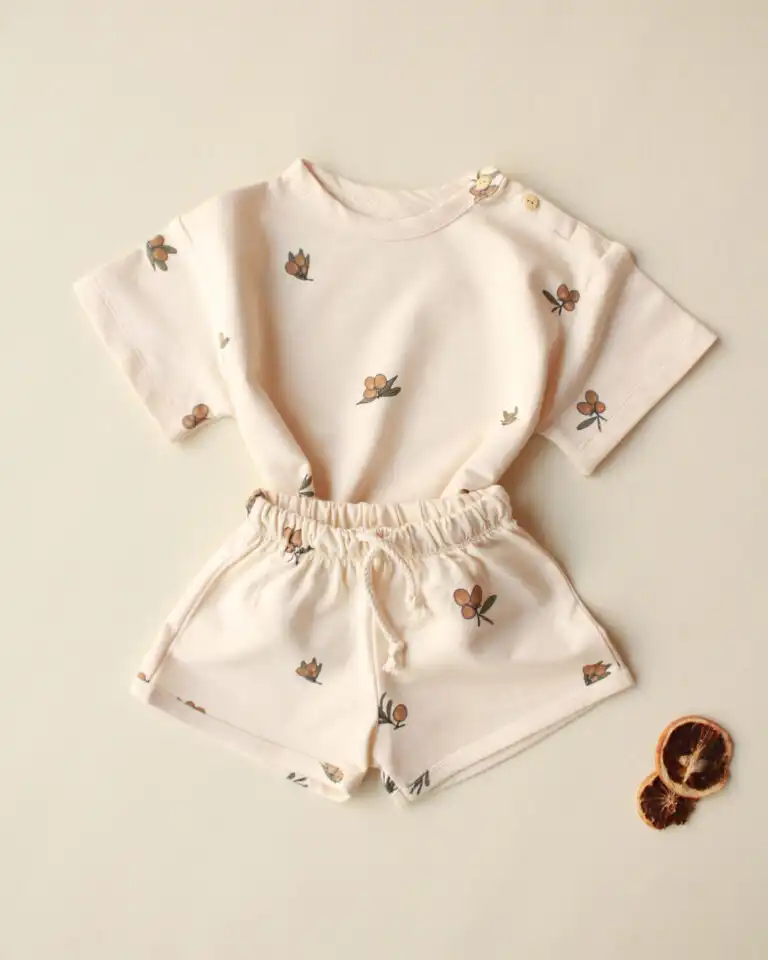 sorts i majica kratkih rukava olive krem boje sa motivom maslinke na bez pozadini