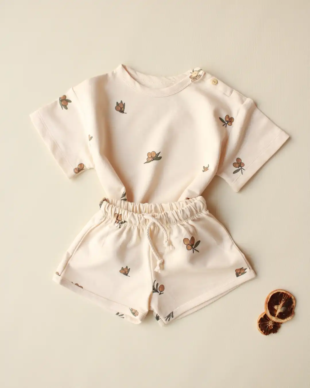 sorts i majica kratkih rukava olive krem boje sa motivom maslinke na bez pozadini