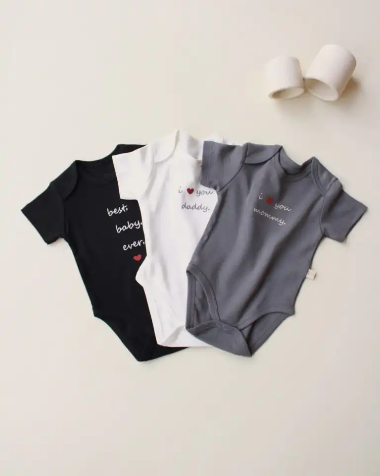 bodici kratkih rukava set od 3 bodic crne sive i bele boje sa vezenim natpisom na pozadini bez boje