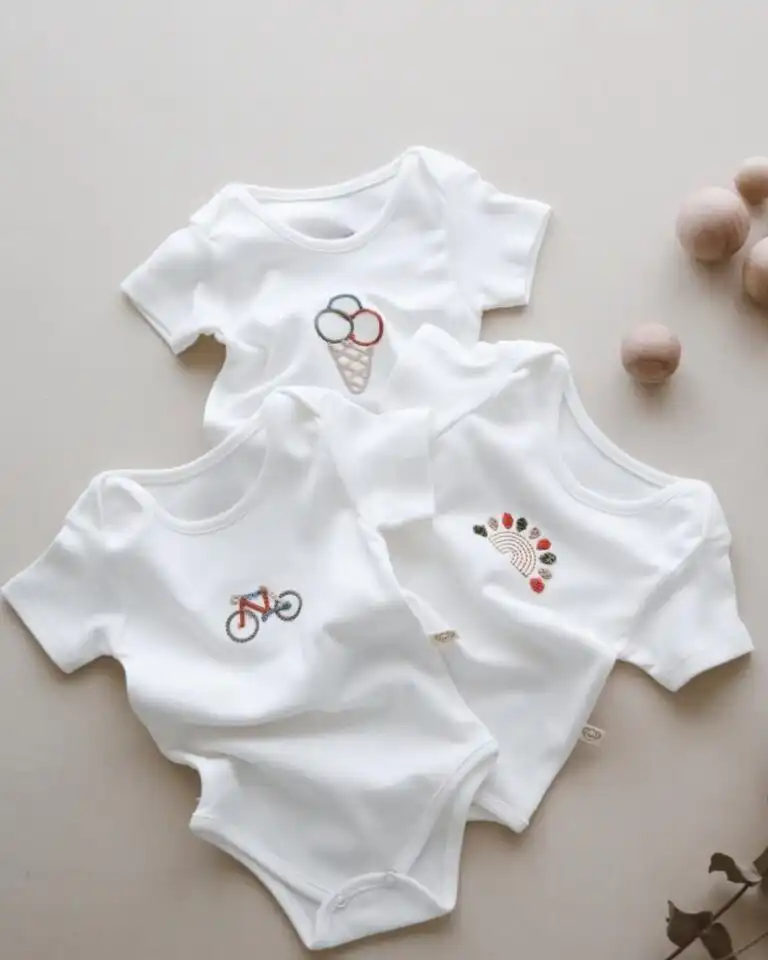 bodici kratkih rukava bele boje sa vezenim motivom sladoleda, bicikla i duge