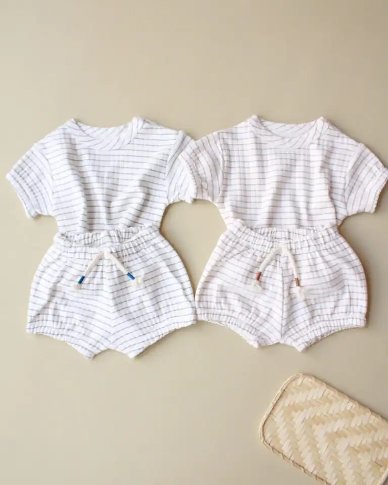 komplet sorts i majica kratkih rukava krem boje sa motivom kockica plave i braon boje na pozadini