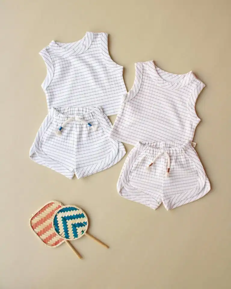 komplet sorts i majica na bretele krem boje sa motivom kockica plave i braon boje na pozadini