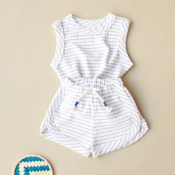 komplet sorts i majica na bretele krem boje sa motivom kockica plave boje na pozadini