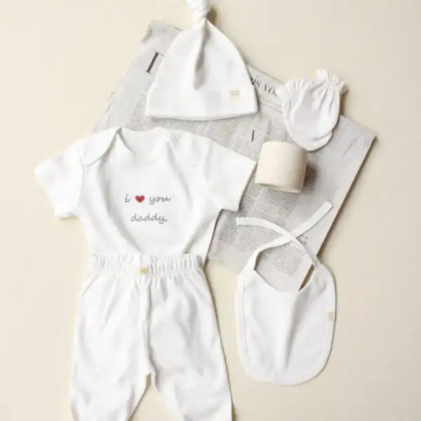 komplet za izlazak iz porodilista bele boje sa vezenim natpisom I love you daddy bodic kratkih rukava kapica portikla na vezivanje helanke i rukavice na bez pozadini