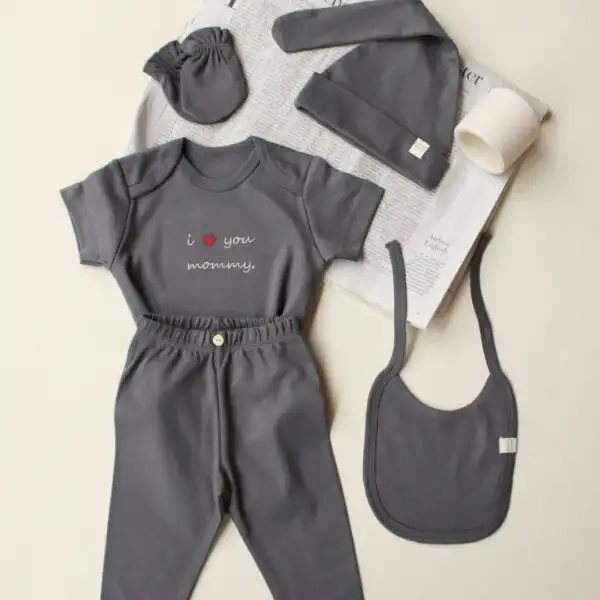 komplet za izlazak iz porodilista sive boje sa vezenim natpisom I love you mommy bodic kratkih rukava kapica portikla na vezivanje helanke i rukavice na bez pozadini