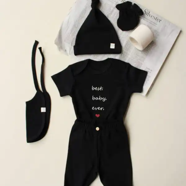 komplet za izlazak iz porodilista crne boje sa vezenim natpisom the best baby ever bodic kratkih rukava kapica portikla na vezivanje helanke i rukavice na bez pozadini