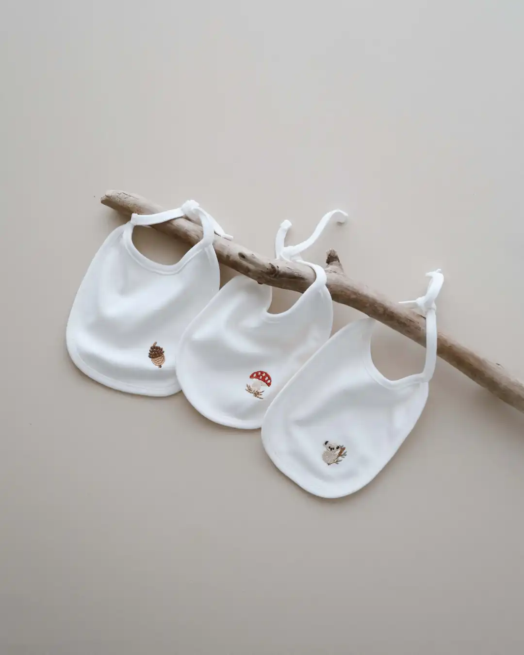 portikle-za-bebe-forest-3-1 (4) portikle za bebe forest bele boje na vezivanje sa vezenim motivima koale, crvene pečurkice i žira