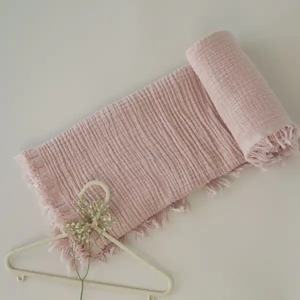 prekrivac od muslina od cetiri sloja puderroze boje