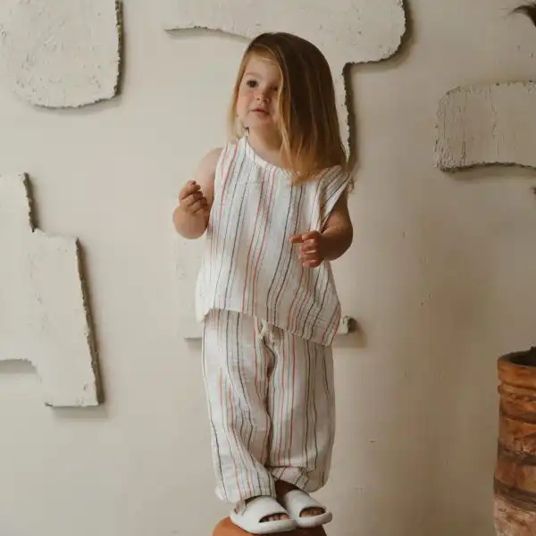 komplet majica i pantalone od muslina na strafte narandzaste boje na devojcicikomplet majica i pantalone od muslina na strafte narandzaste boje na devojcici