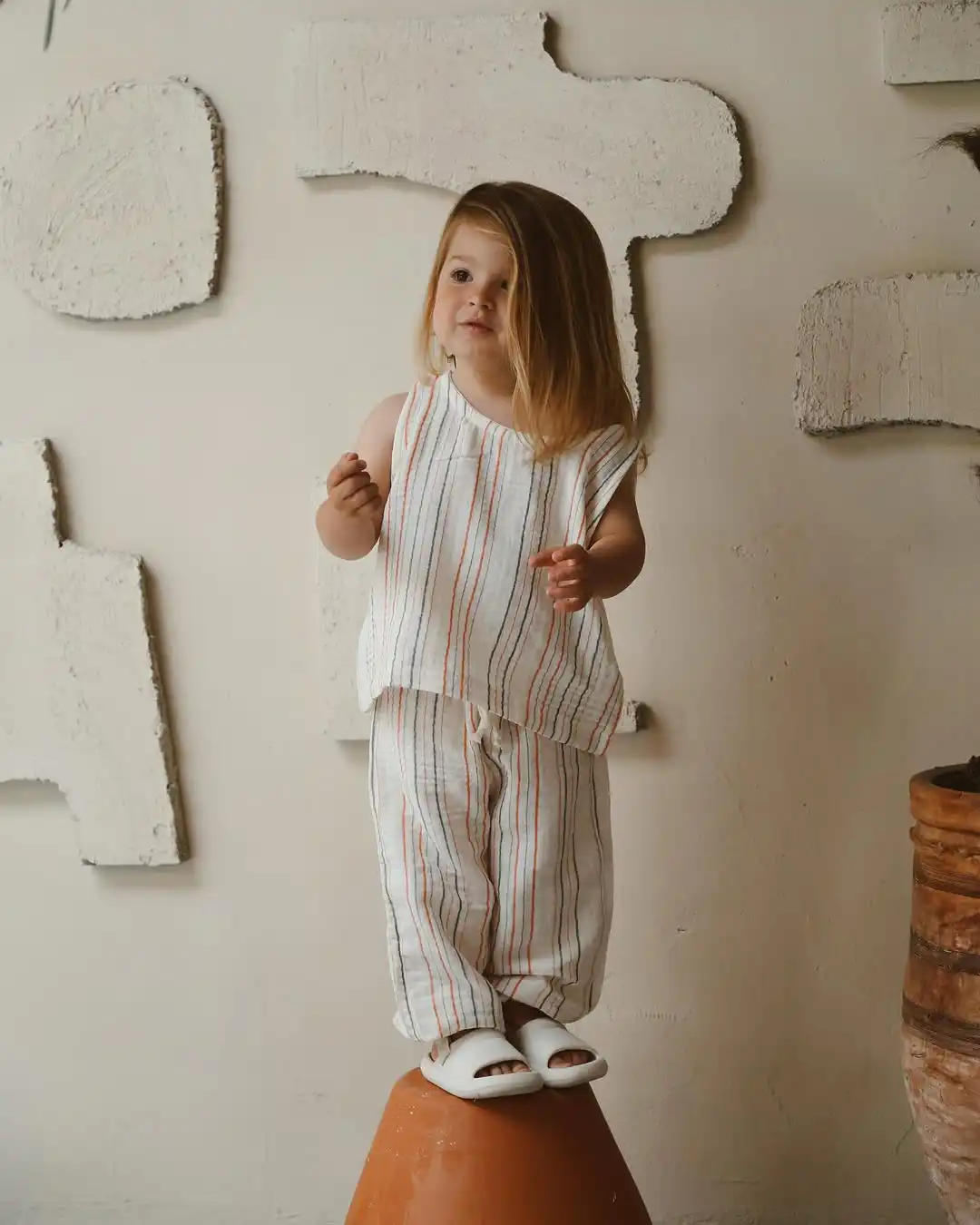 komplet majica i pantalone od muslina na strafte narandzaste boje na devojcicikomplet majica i pantalone od muslina na strafte narandzaste boje na devojcici