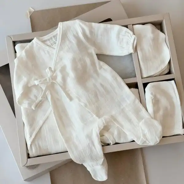 komplet za bebe za izlazak iz bolnice od muslina bele boje sa motivom autica cebence kombinezon bluzica benkica pantalone kapica portikla rukavice i maramica glodalica u kutiji zeka na kutiji