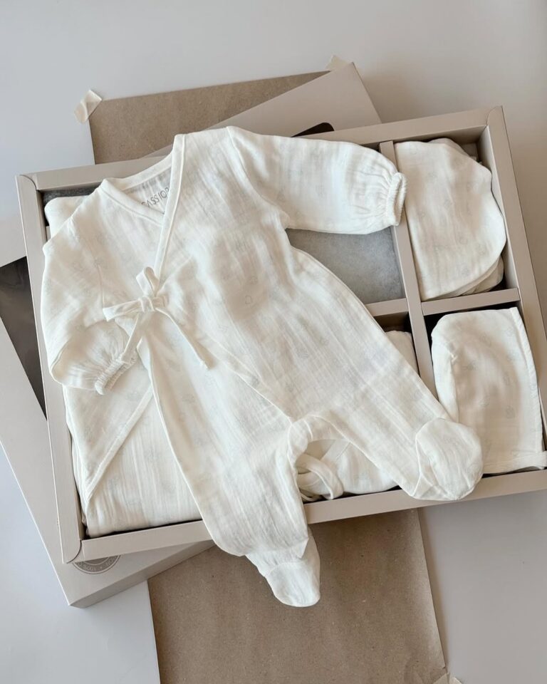 komplet za bebe za izlazak iz bolnice od muslina bele boje sa motivom autica cebence kombinezon bluzica benkica pantalone kapica portikla rukavice i maramica glodalica u kutiji zeka na kutiji