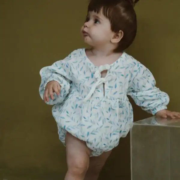 lagani romper sa pufnastim rukavima sa pertlama na vezivanje u kombinaciji bele i plave boje na devojcici