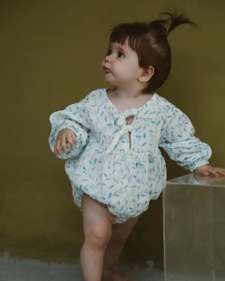 lagani romper sa pufnastim rukavima sa pertlama na vezivanje u kombinaciji bele i plave boje na devojcici