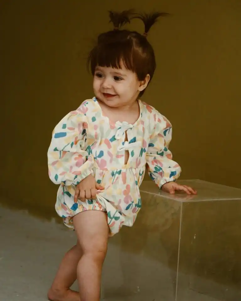 lagani romper sa pufnastim rukavima sa pertlama na vezivanje u kombinaciji bele boje i sarnih motiva na devojcici