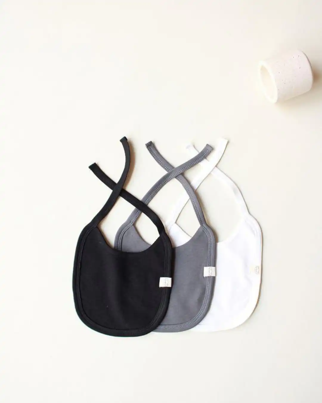 portikle za bebe set od 3 jednobojne crne sive i bele boje na vezivanje