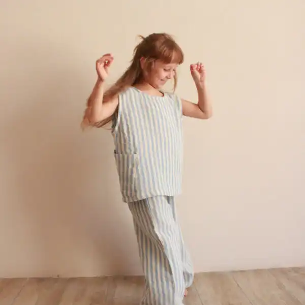 komplet pantalone i top sa kargo dzepovima plave boje na devojcici