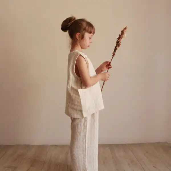 komplet pantalone i top sa kargo dzepovima bez boje na devojcici