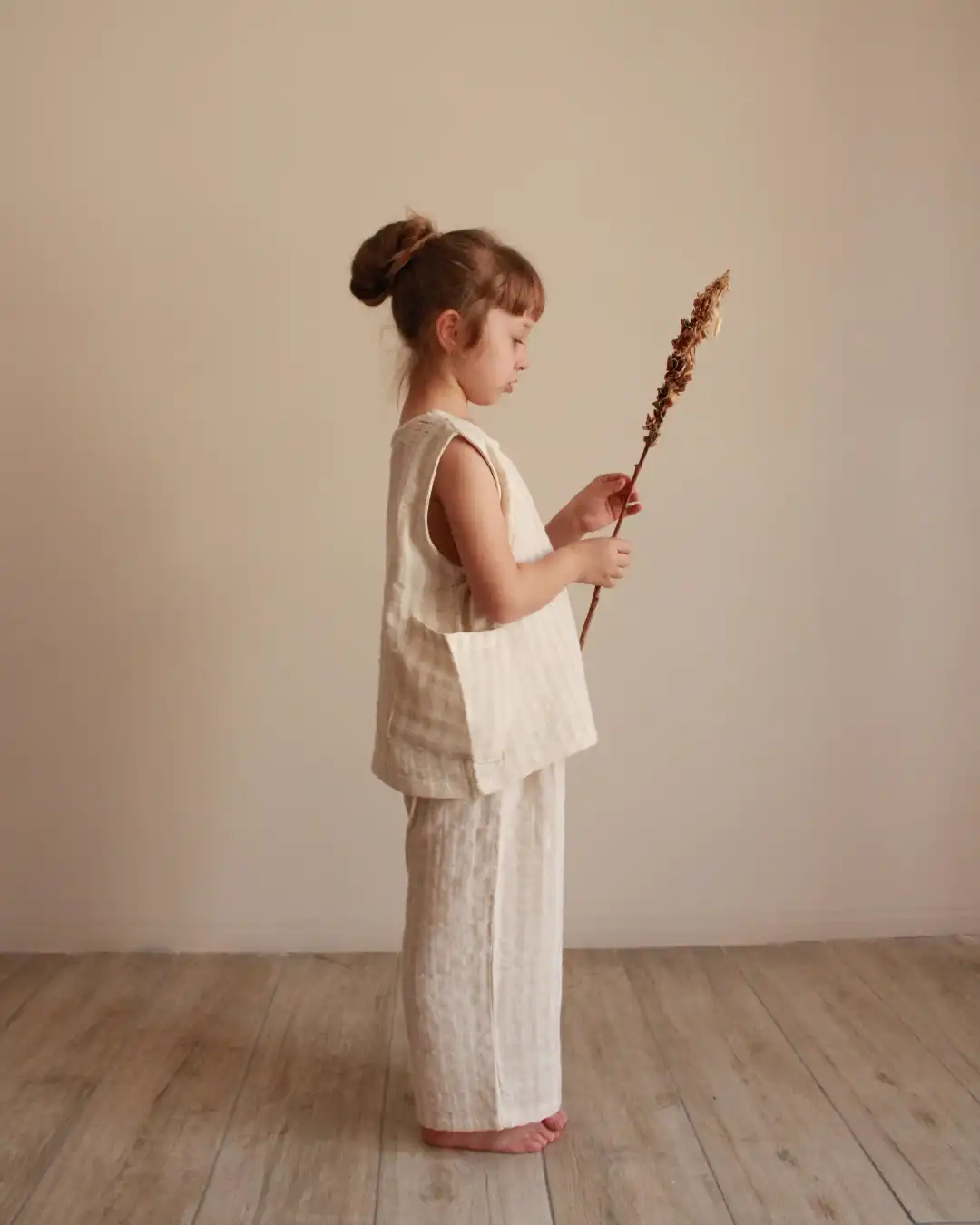 komplet pantalone i top sa kargo dzepovima bez boje na devojcici