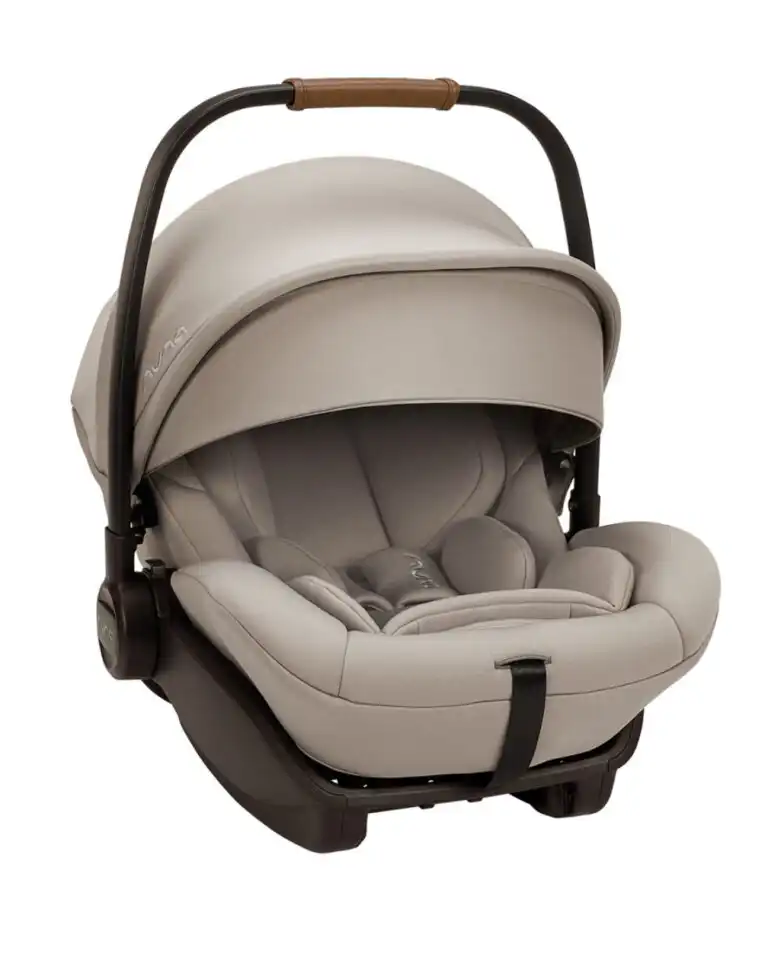 nuna autosediste u kombinaciji sive i crne boje