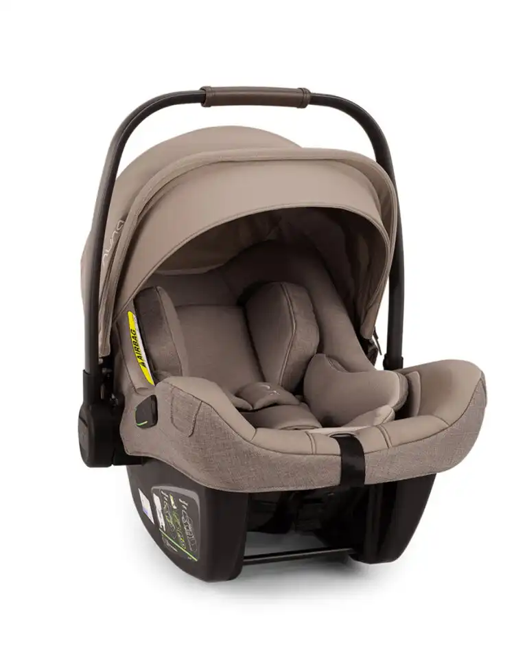 nuna autosediste u kombinaciji pesak i crne boje