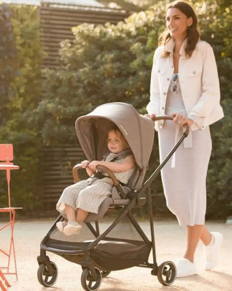 nuna kolica sive boje sa braon detaljima