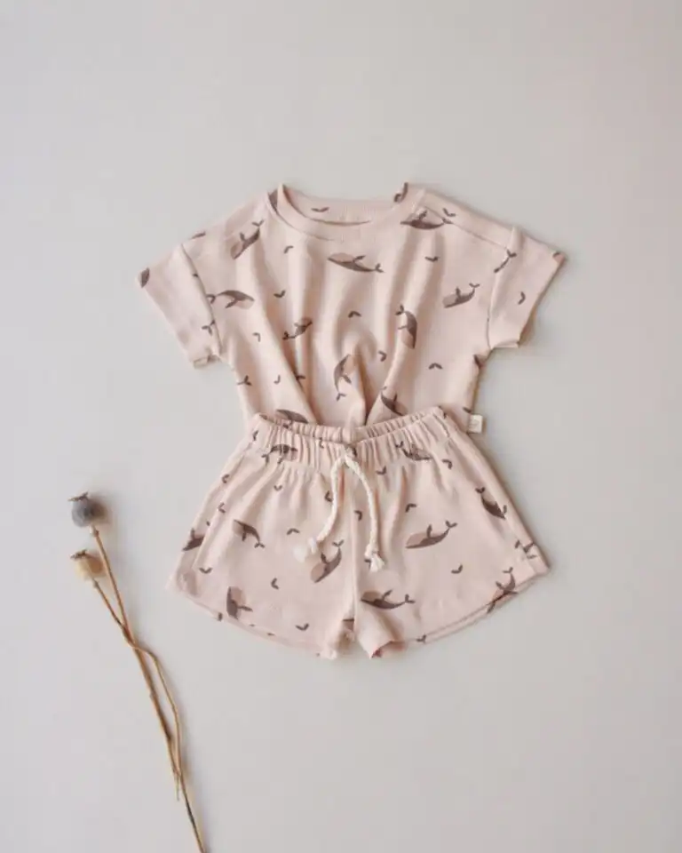 komplet sa kratkim rukavima sa motivom kita na pozadini