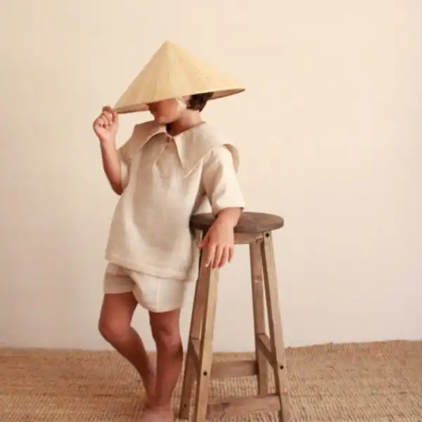 komplet sa mornarskom kragnom i sortsem bez boje na decaku