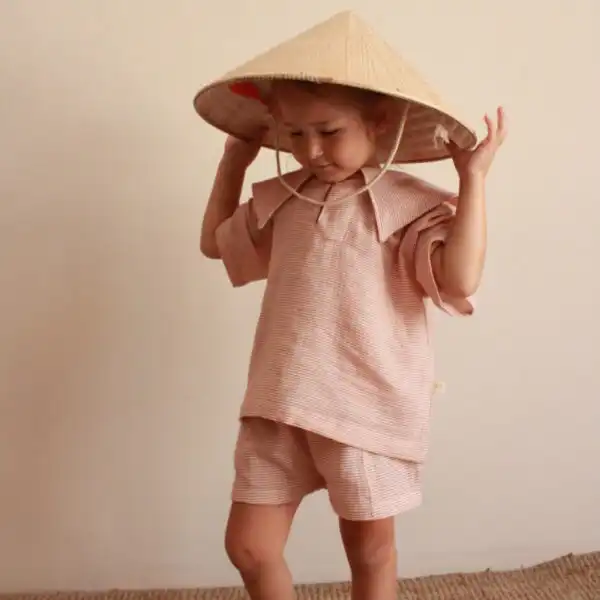 komplet sa mornarskom kragnom i sortsem roze boje na devojcici