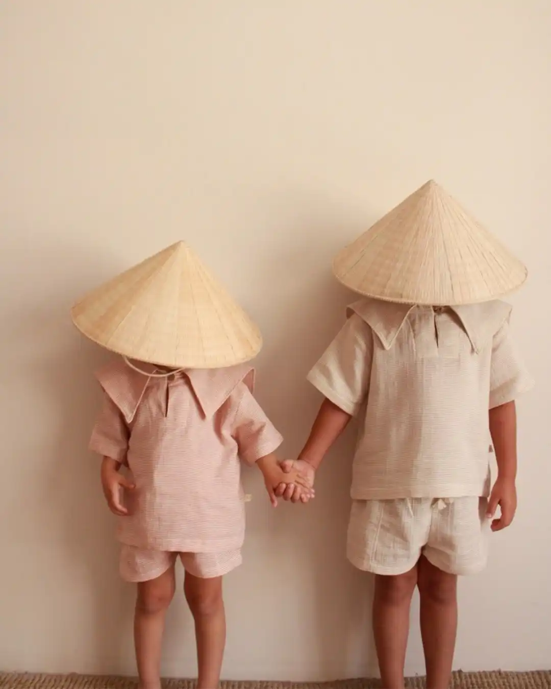 komplet sa mornarskom kragnom i sortsem bez i roze boje na decaku i na devojcici