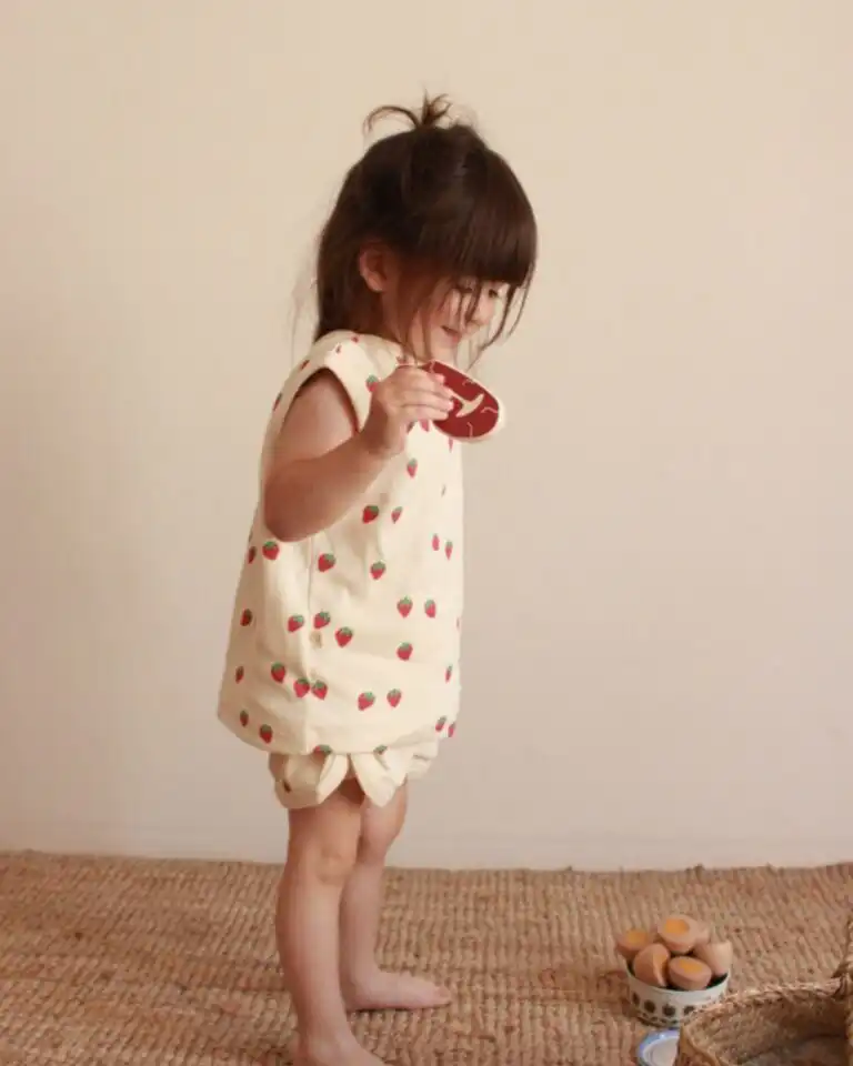 komplet majica i sorts bez rukava u krem boji sa printom na jagode