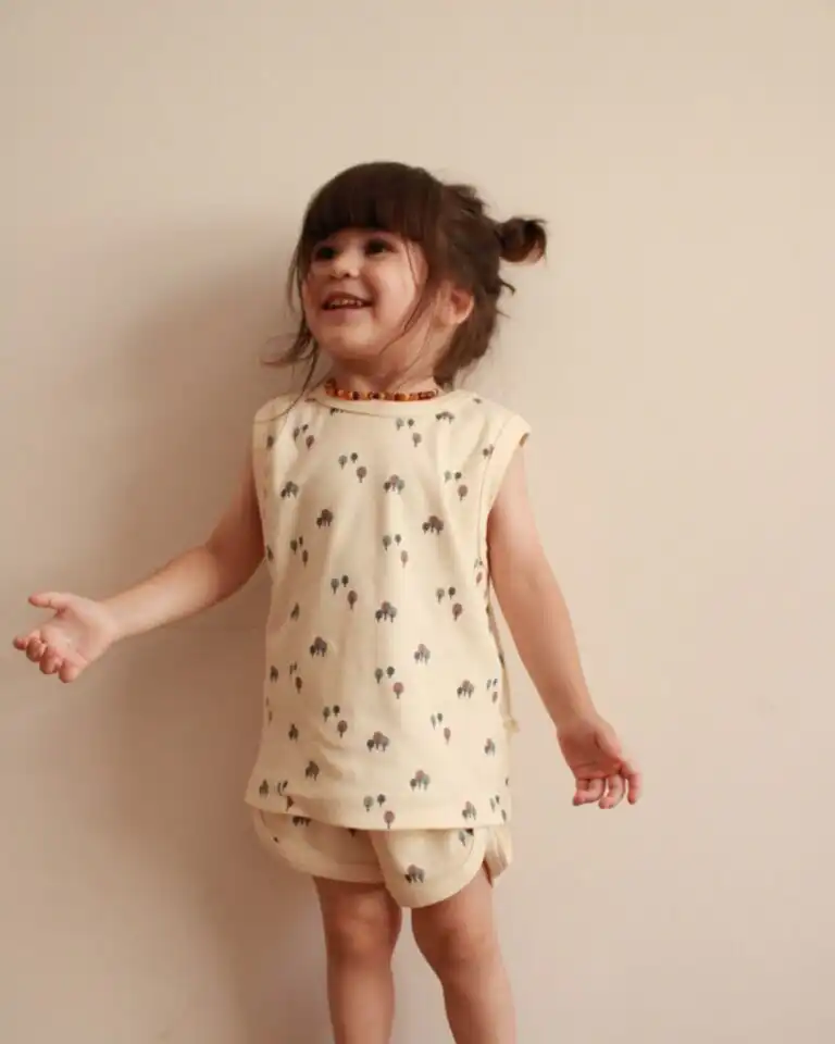 komplet majica i sorts bez rukava u krem boji sa printom na drveca