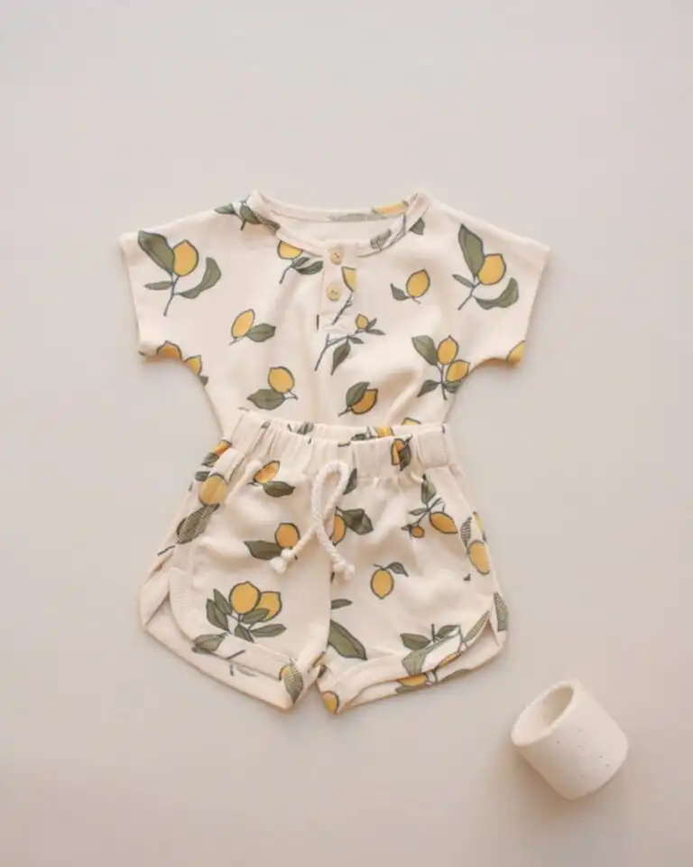 komplet sorts i majica sa motivom limuna na pozadini