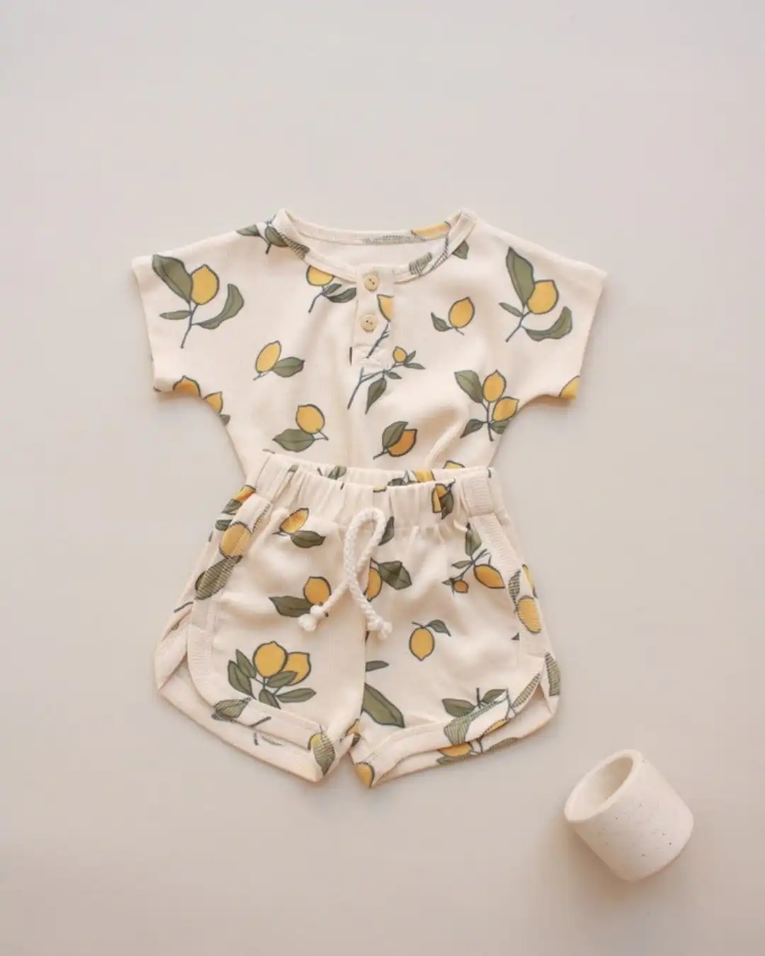 komplet sorts i majica sa motivom limuna na pozadini