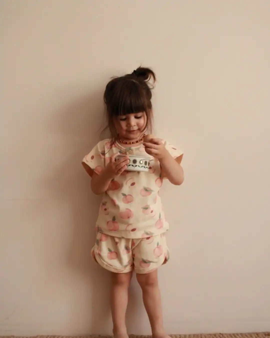 letnji komplet sa breskvicama sorts i majica na devojcici