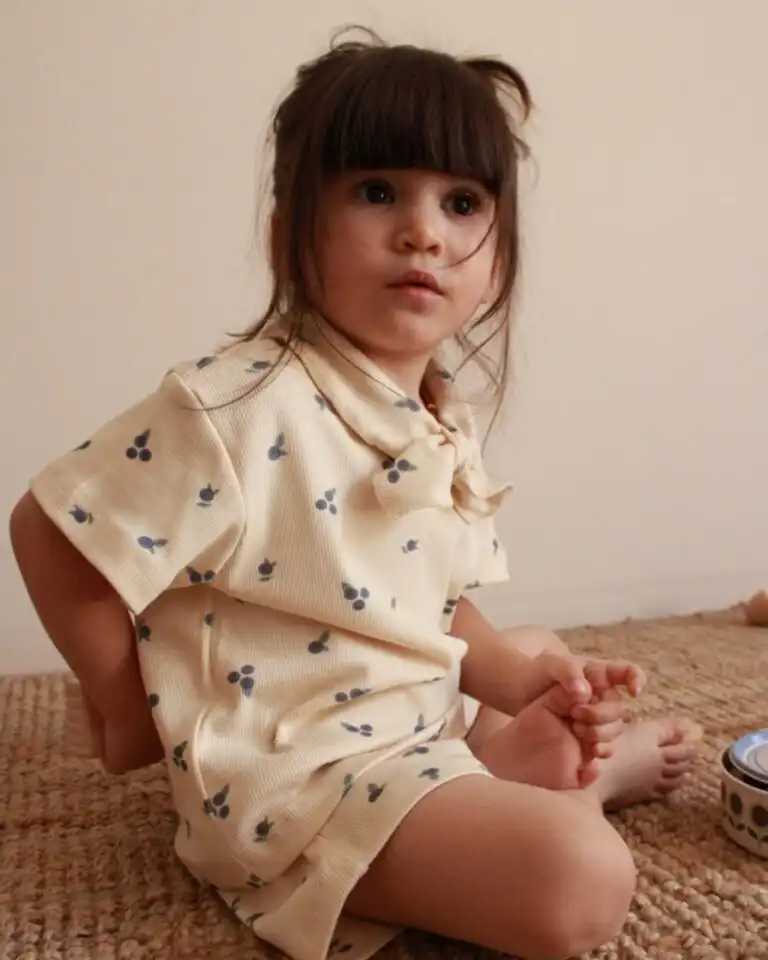 letnji set sa ukrasnom maramom i motivom borovnice na devojcici