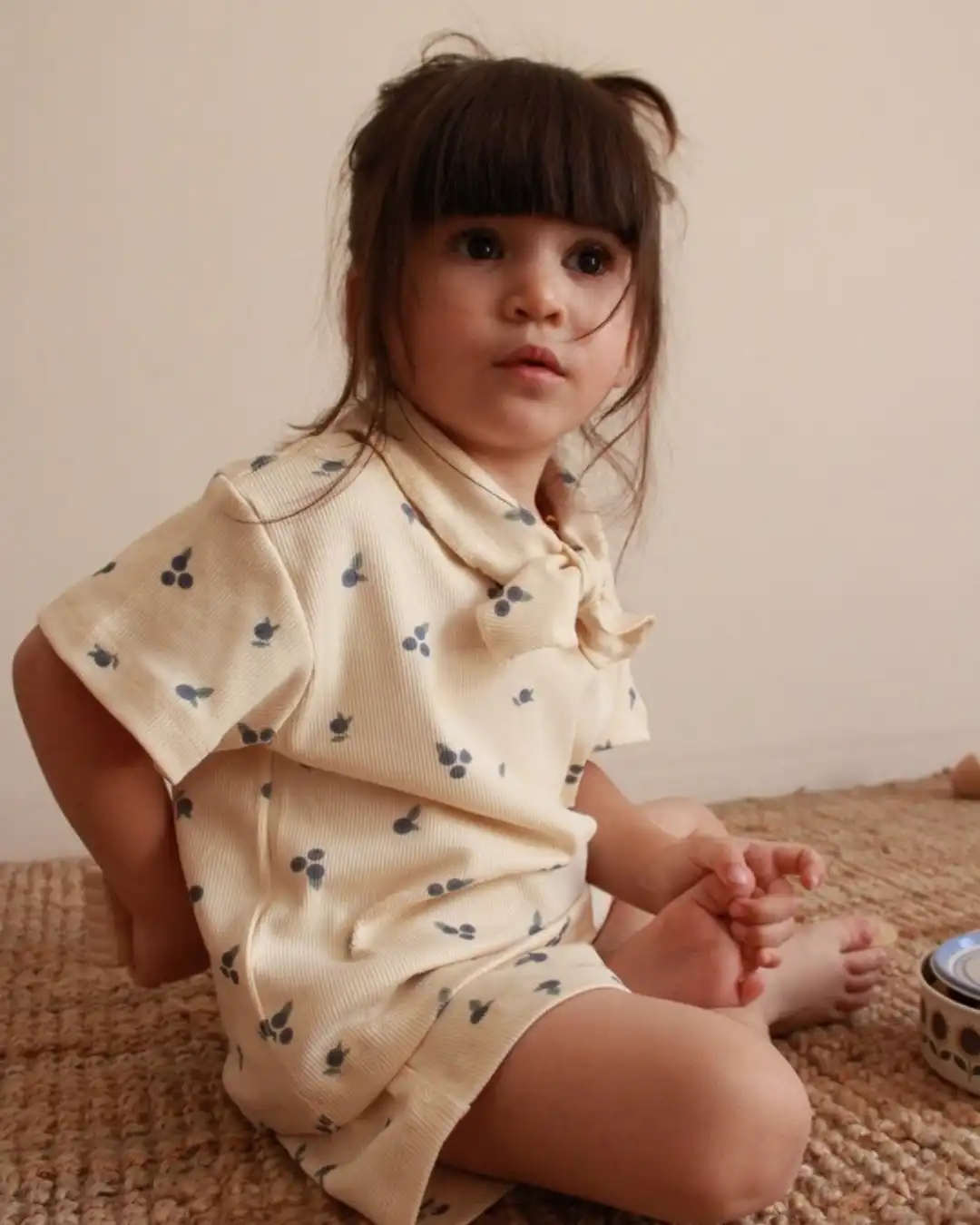 letnji set sa ukrasnom maramom i motivom borovnice na devojcici