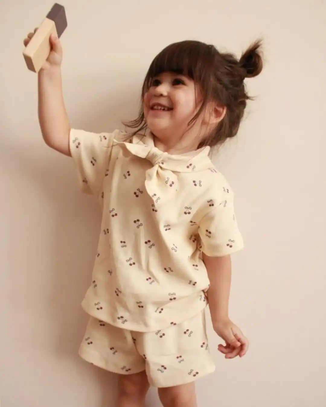 letnji set sa ukrasnom maramom i motivom