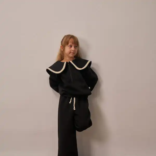 komplet sa sirokom kragnom i rajsferslusom u crnoj boji