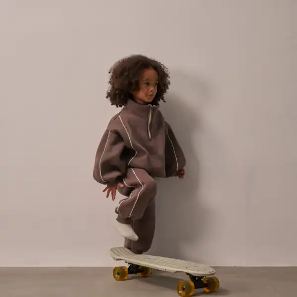 trenerka od dva dela u braon boji gornji deo rolka sa rajsferslus i belim linijama sa strane kroz celu trenerku