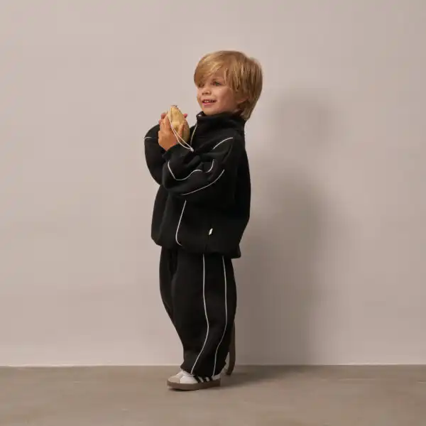 trenerka od dva dela u crvenoj boji gornji deo rolka sa rajsferslus i belim linijama sa strane kroz celu trenerku