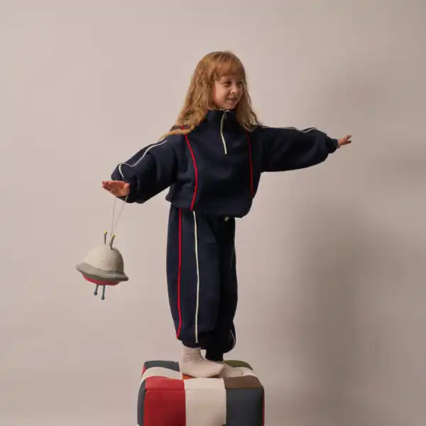 trenerka od dva dela u teget boji gornji deo rolka sa rajsferslus i belim linijama sa strane kroz celu trenerku