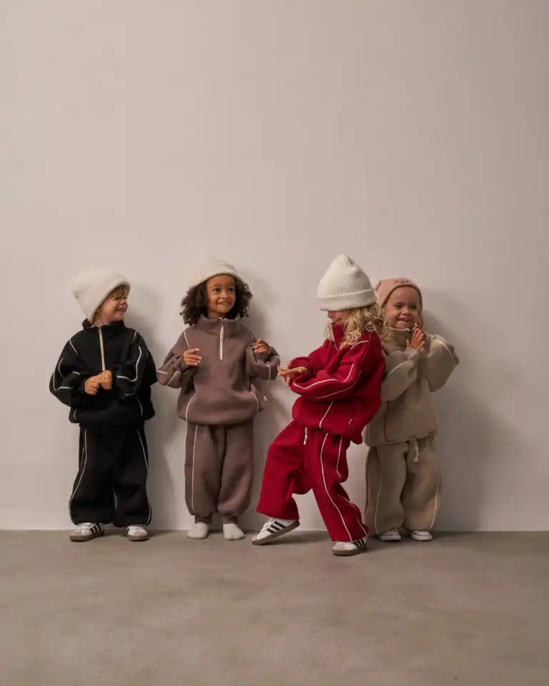 trenerka od dva dela u crvenoj boji gornji deo rolka sa rajsferslus i belim linijama sa strane kroz celu trenerku