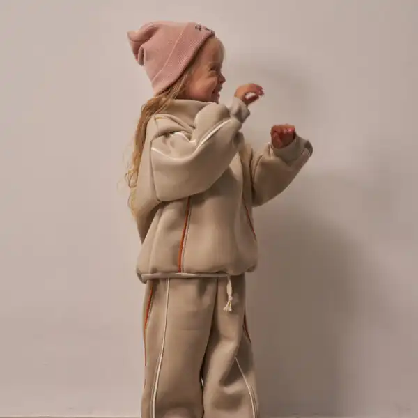 trenerka od dva dela u bez boji gornji deo rolka sa rajsferslus i belim linijama sa strane kroz celu trenerku