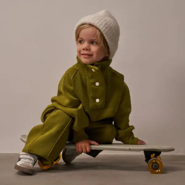 trenerka od dva dela u maslinastoj boji sa dugmicima na kragni