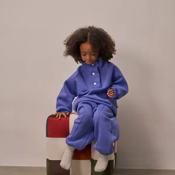 trenerka od dva dela u plavoj boji sa dugmicima na kragni