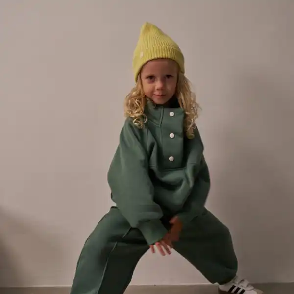 trenerka od dva dela u zelenoj boji sa dugmicima na kragni