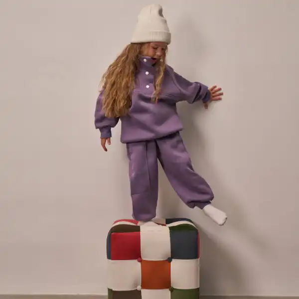 trenerka od dva dela u lila boji sa dugmicima na kragni