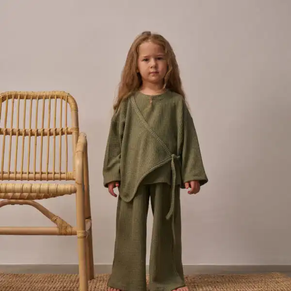 komplet u zelenoj boji na vezivanje sa strane